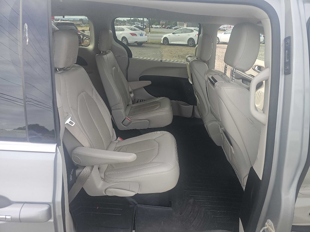Photo 19 of this CHRYSLER PACIFICA