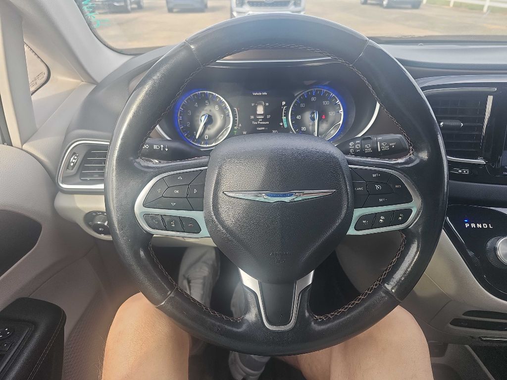 Photo 5 of this CHRYSLER PACIFICA