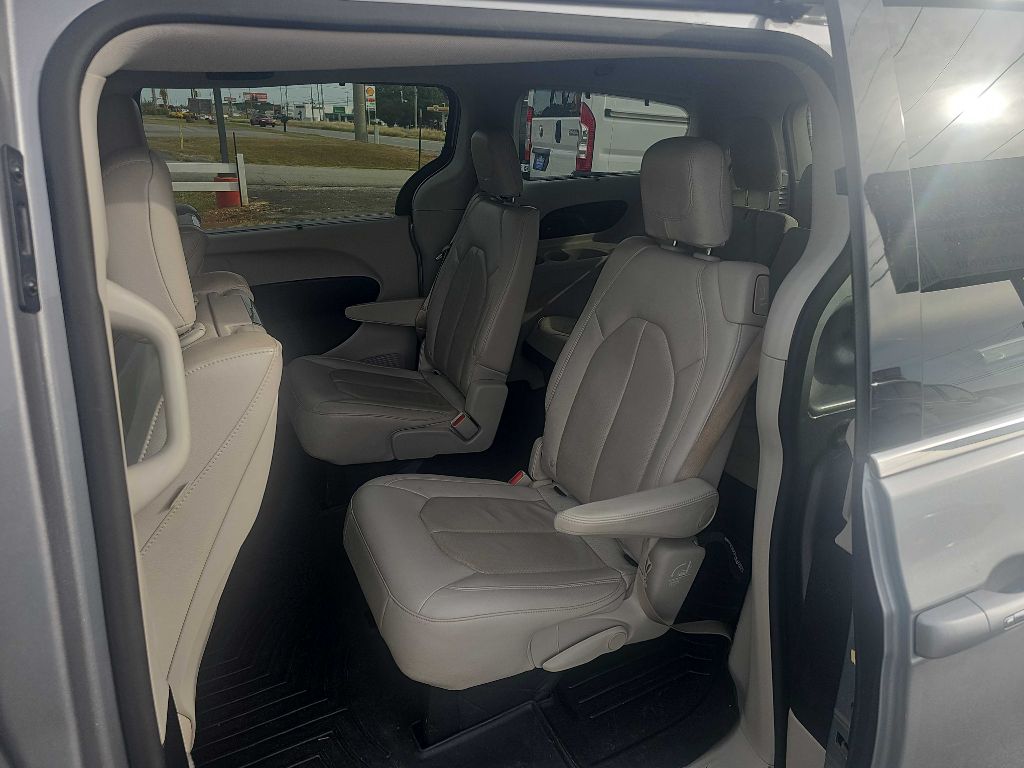 Photo 16 of this CHRYSLER PACIFICA
