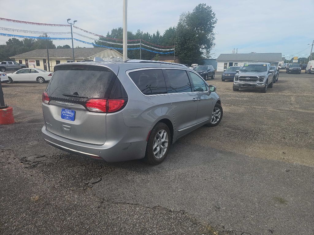 Photo 9 of this CHRYSLER PACIFICA