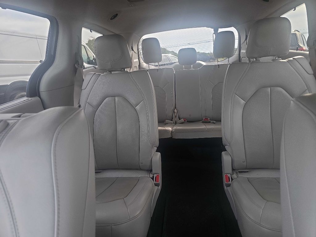 Photo 6 of this CHRYSLER PACIFICA