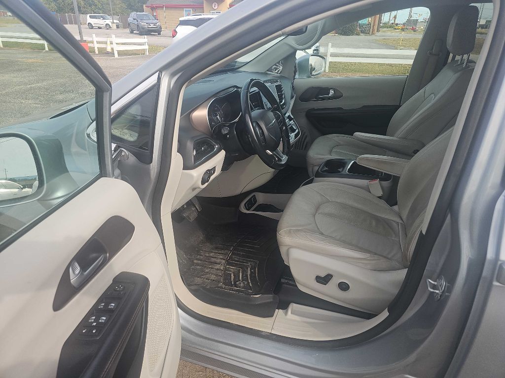 Photo 15 of this CHRYSLER PACIFICA