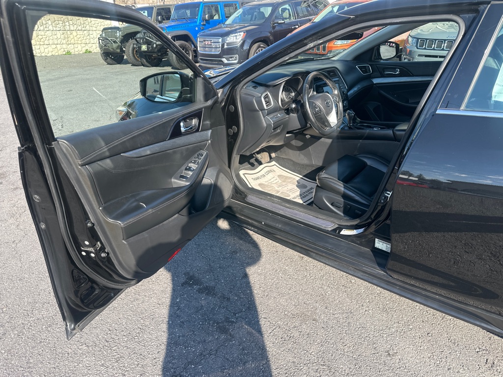 Photo 8 of this NISSAN MAXIMA SV
