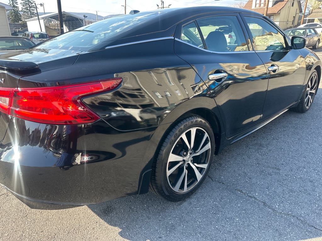 Photo 4 of this NISSAN MAXIMA SV