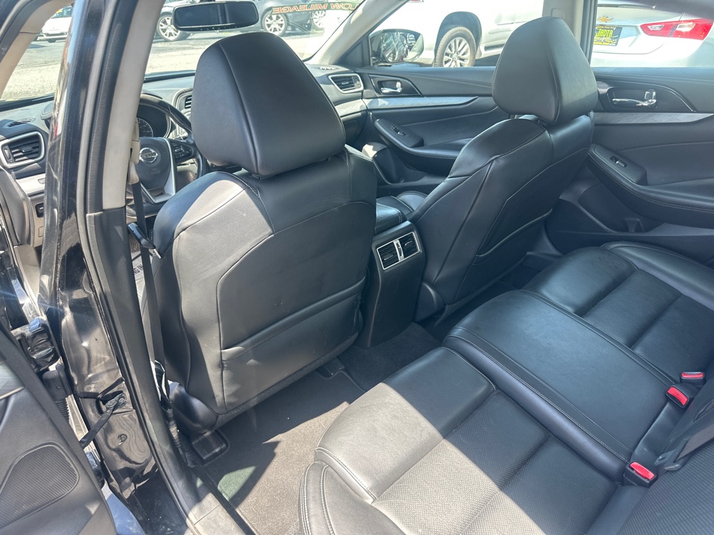 Photo 34 of this NISSAN MAXIMA SV