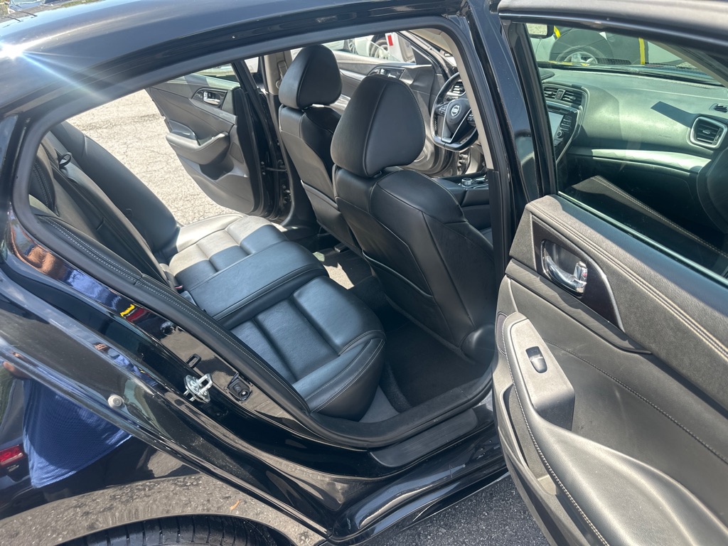 Photo 38 of this NISSAN MAXIMA SV