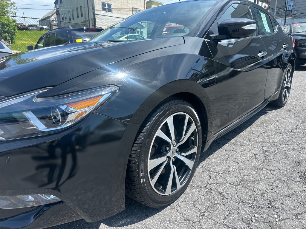 Photo 23 of this NISSAN MAXIMA SV