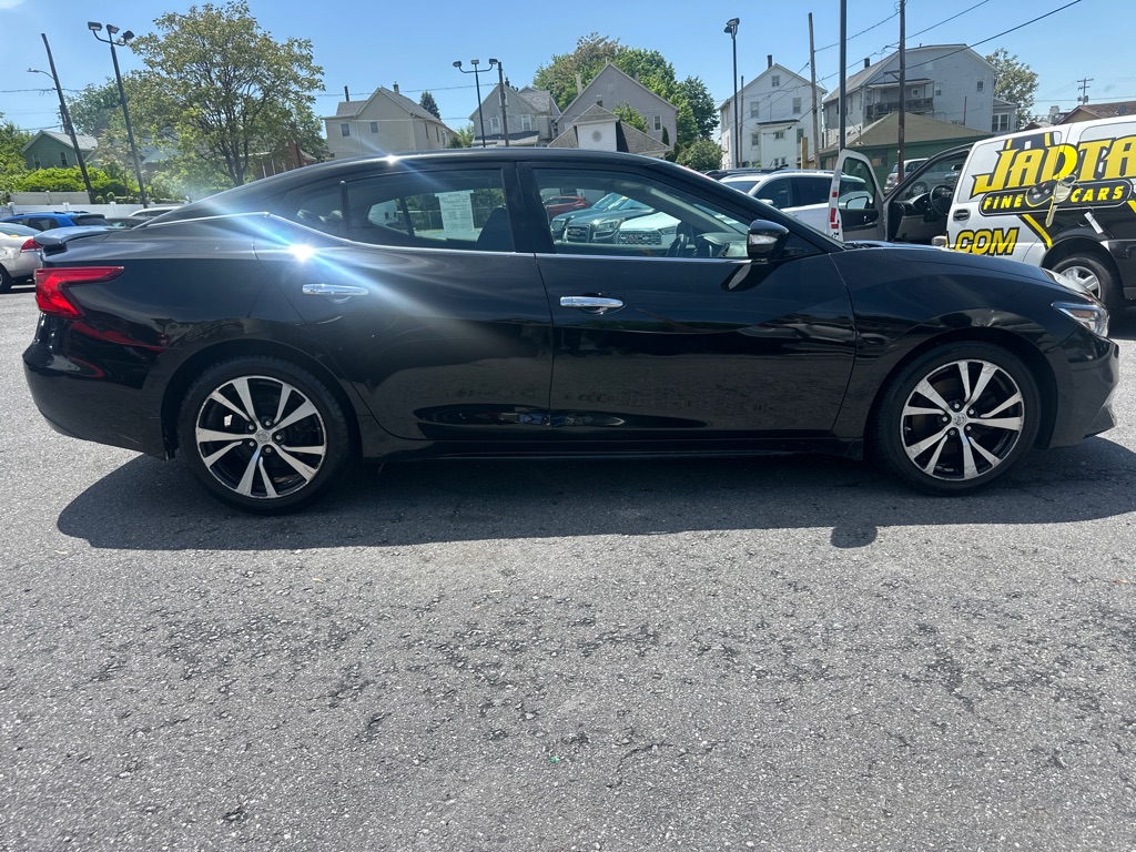 Photo 17 of this NISSAN MAXIMA SV