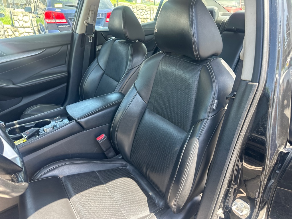 Photo 30 of this NISSAN MAXIMA SV