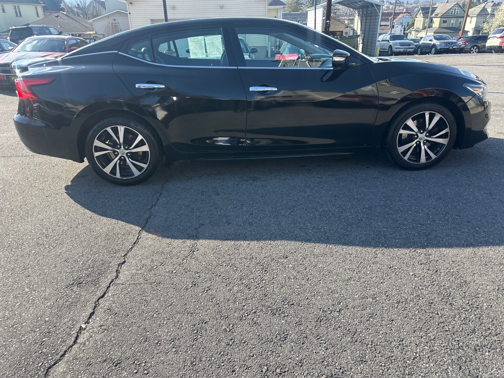 Photo 5 of this NISSAN MAXIMA SV
