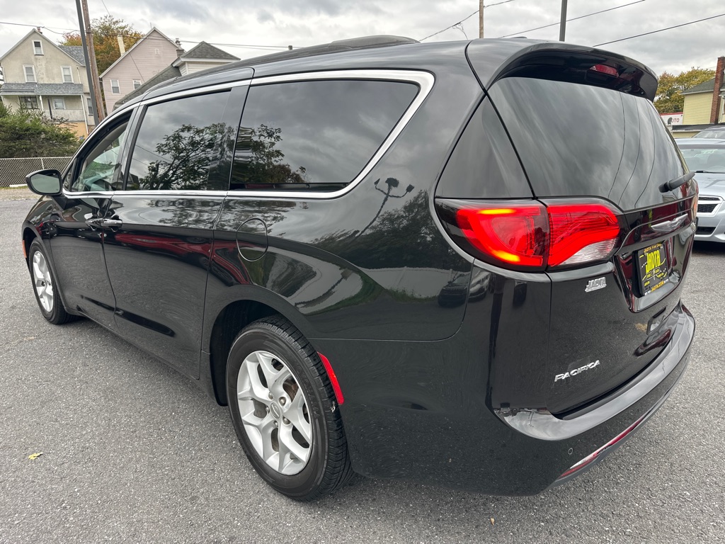 Photo 4 of this CHRYSLER PACIFICA