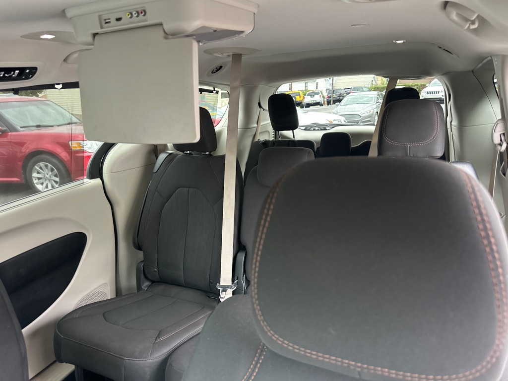 Photo 18 of this CHRYSLER PACIFICA