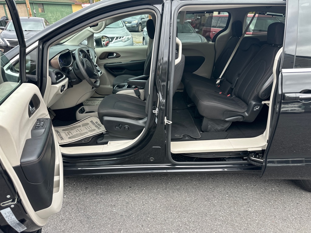 Photo 13 of this CHRYSLER PACIFICA