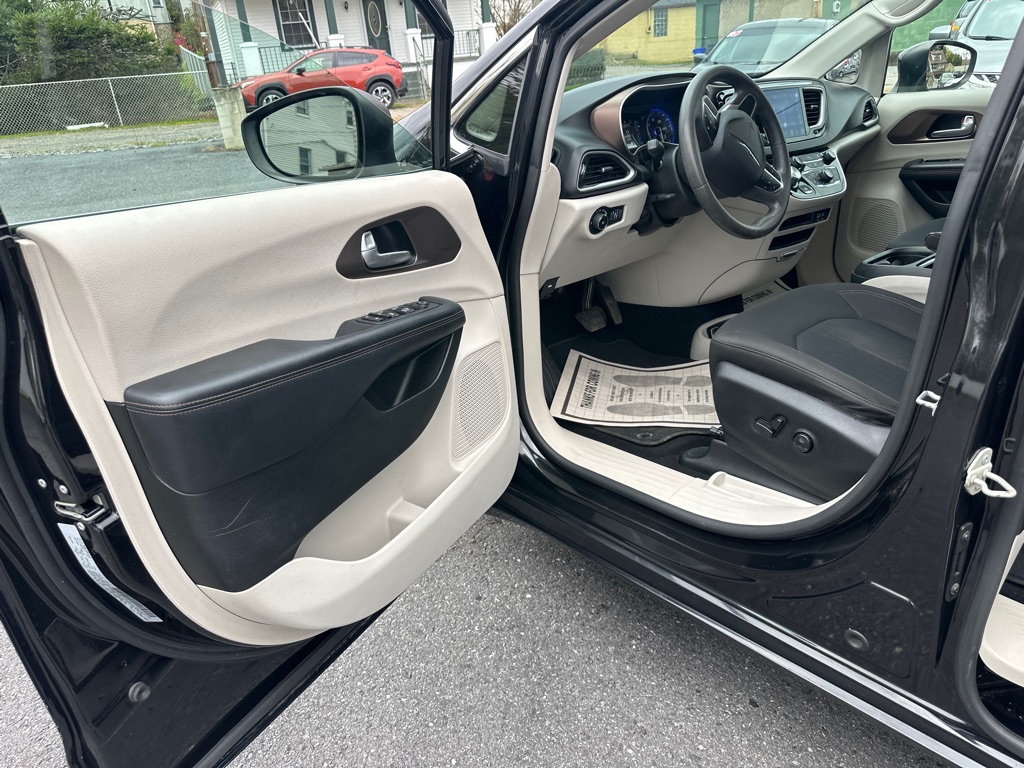 Photo 21 of this CHRYSLER PACIFICA