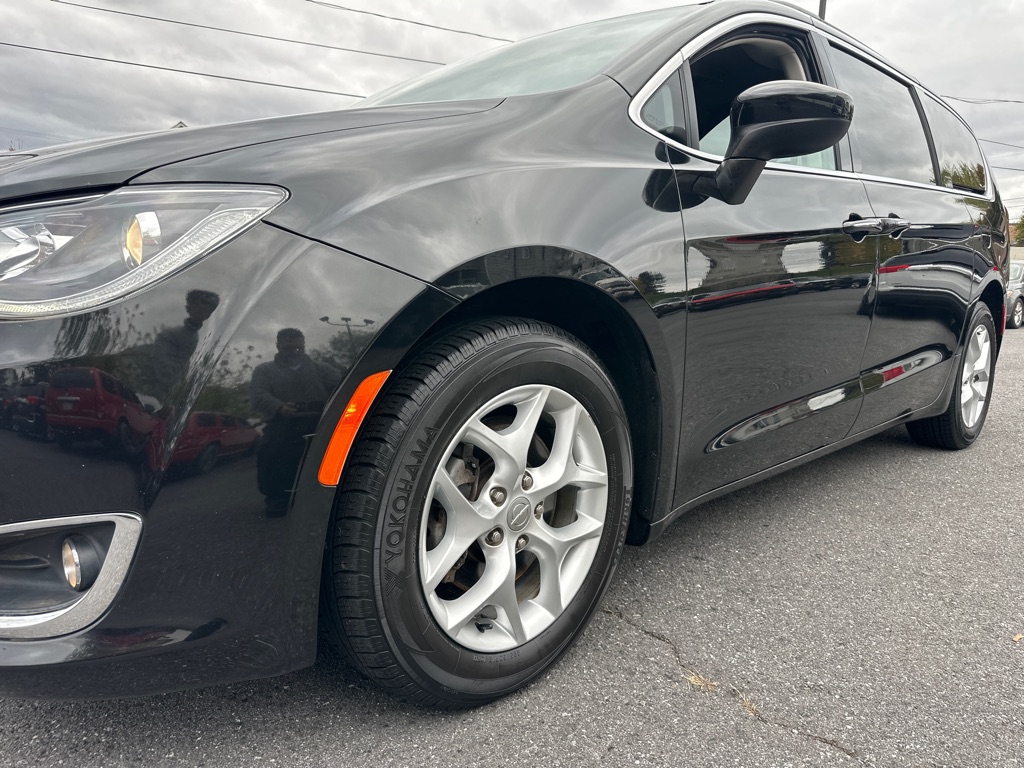 Photo 11 of this CHRYSLER PACIFICA