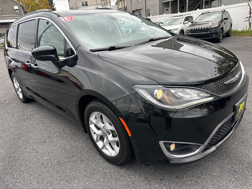 Photo 8 of this CHRYSLER PACIFICA