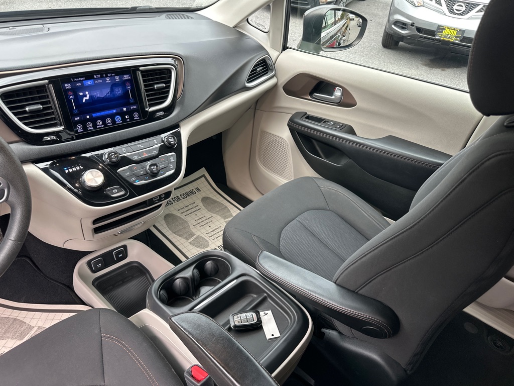 Photo 24 of this CHRYSLER PACIFICA