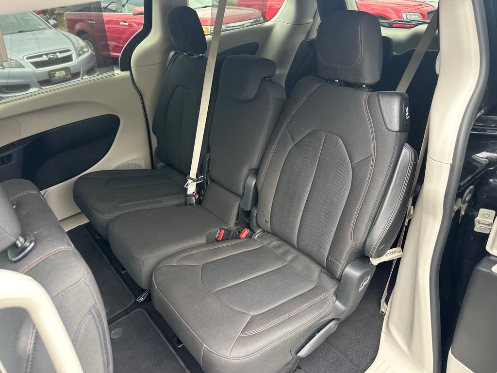 Photo 17 of this CHRYSLER PACIFICA