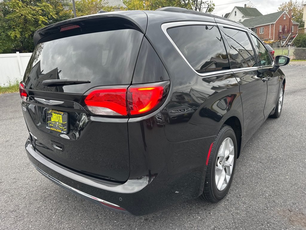 Photo 6 of this CHRYSLER PACIFICA