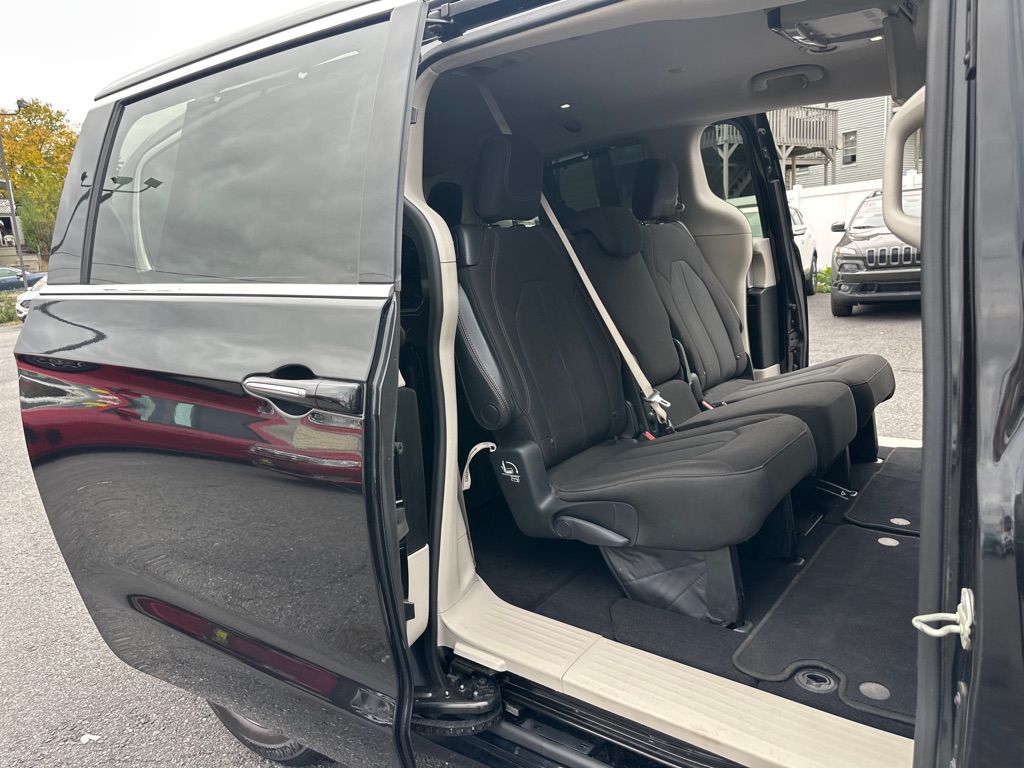 Photo 61 of this CHRYSLER PACIFICA