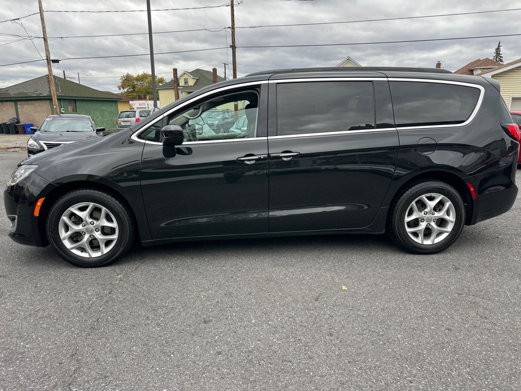 Photo 3 of this CHRYSLER PACIFICA