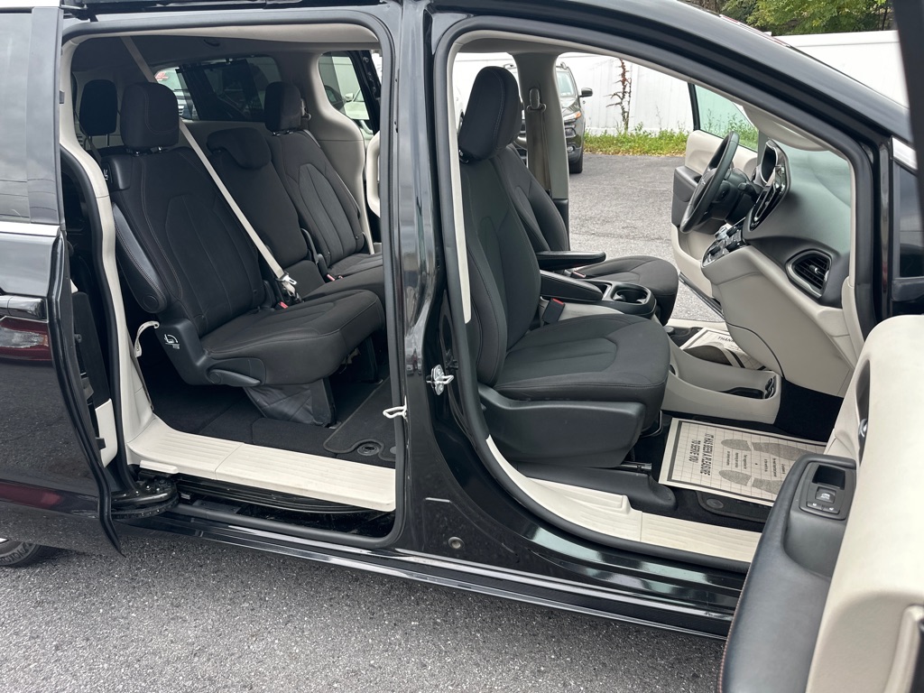 Photo 58 of this CHRYSLER PACIFICA