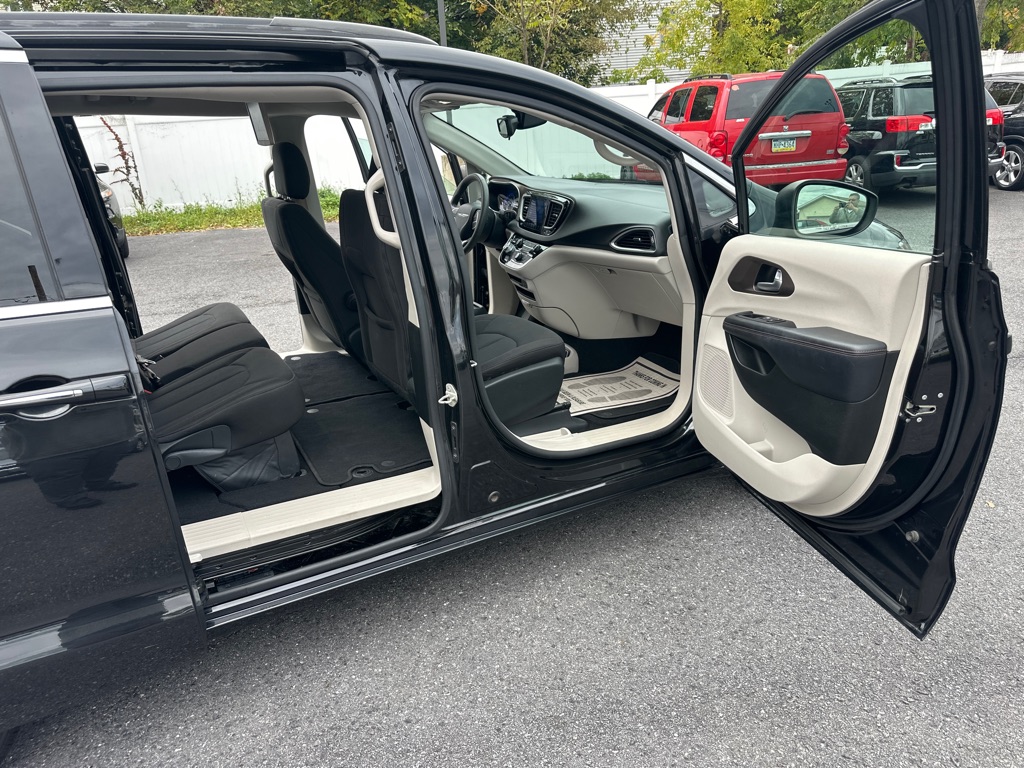 Photo 57 of this CHRYSLER PACIFICA