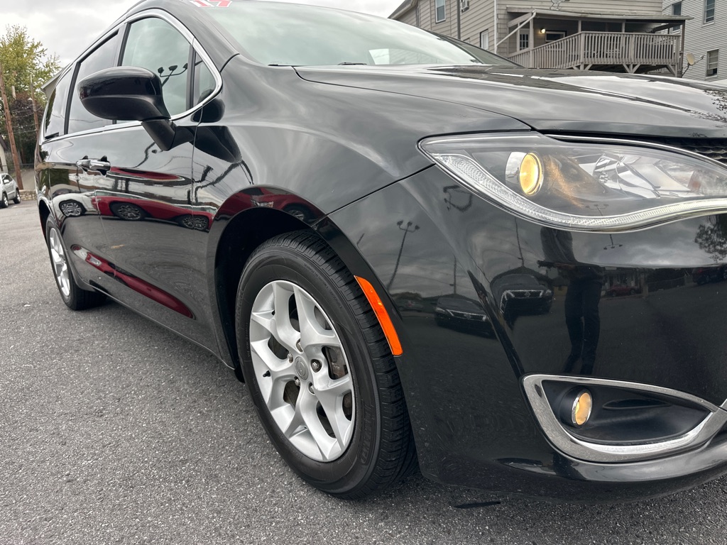 Photo 12 of this CHRYSLER PACIFICA