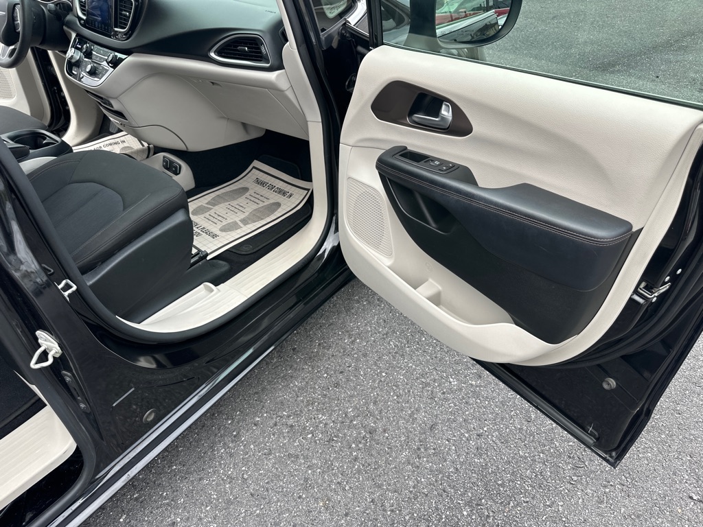 Photo 60 of this CHRYSLER PACIFICA