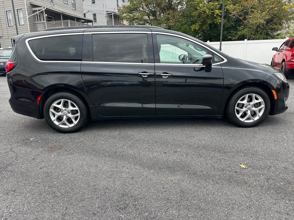 Photo 7 of this CHRYSLER PACIFICA