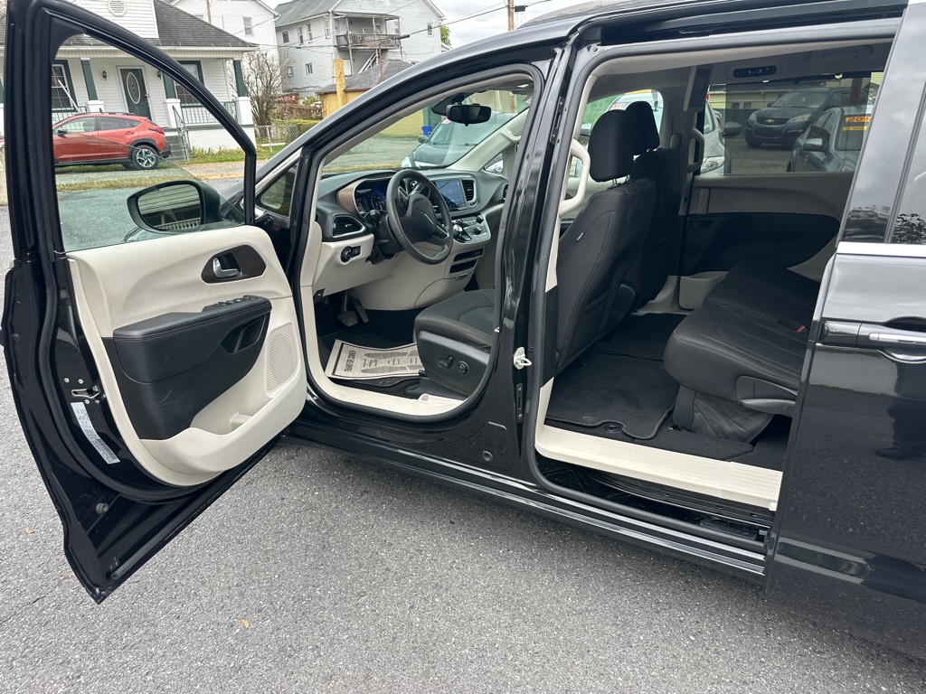 Photo 14 of this CHRYSLER PACIFICA