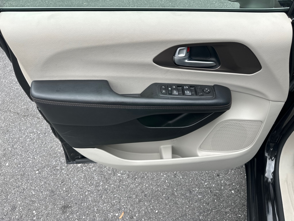 Photo 31 of this CHRYSLER PACIFICA