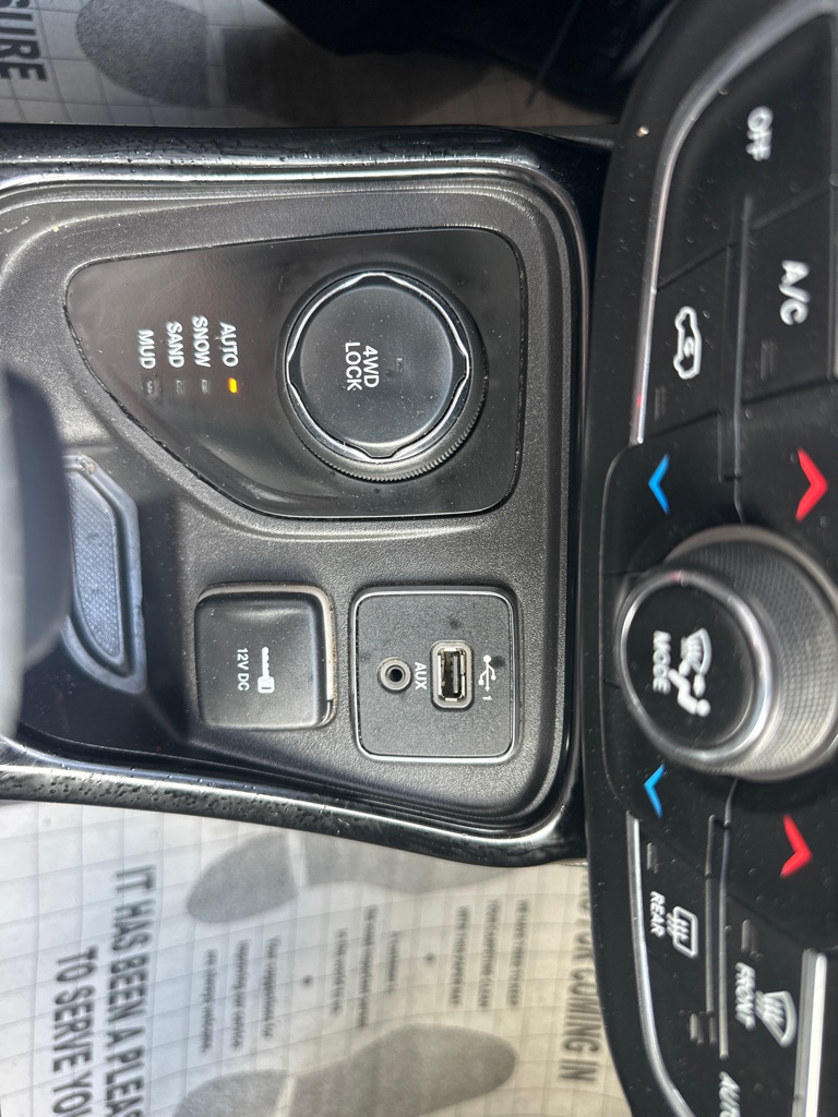 Photo 33 of this JEEP COMPASS