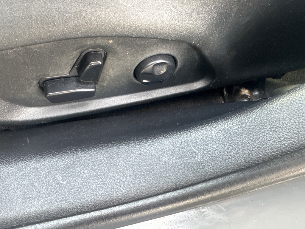 Photo 28 of this JEEP COMPASS