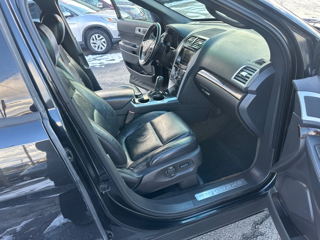 Photo 37 of this FORD EXPLORER LMTD