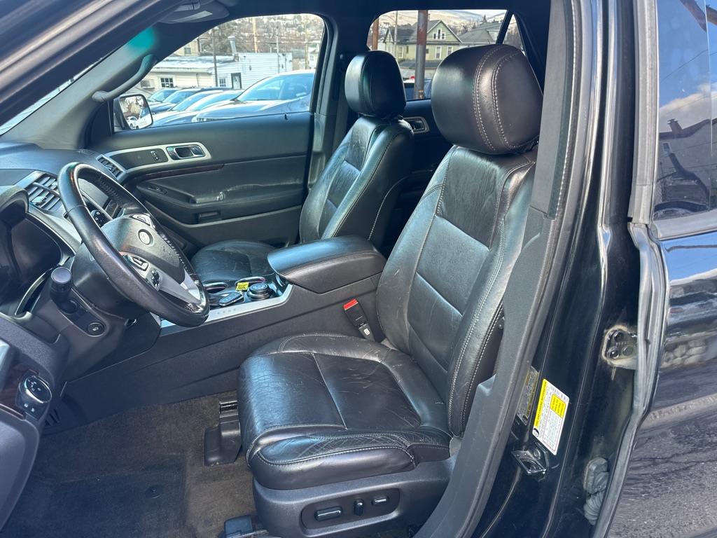 Photo 21 of this FORD EXPLORER LMTD