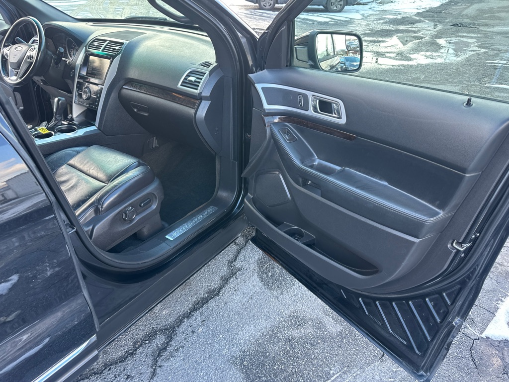 Photo 36 of this FORD EXPLORER LMTD