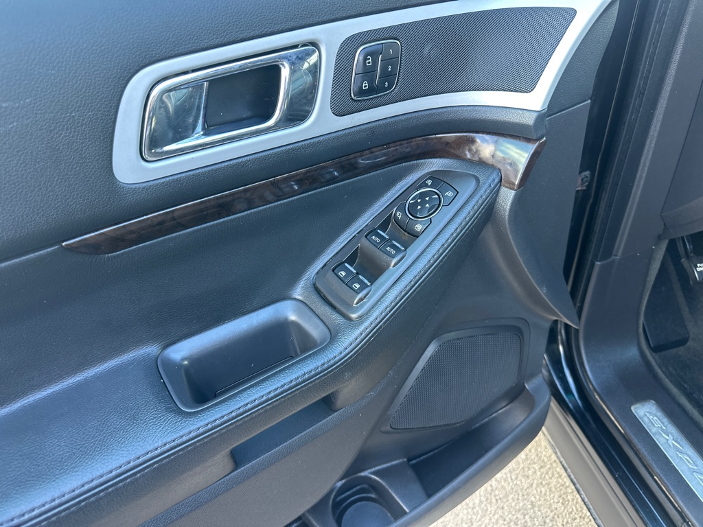 Photo 24 of this FORD EXPLORER LMTD
