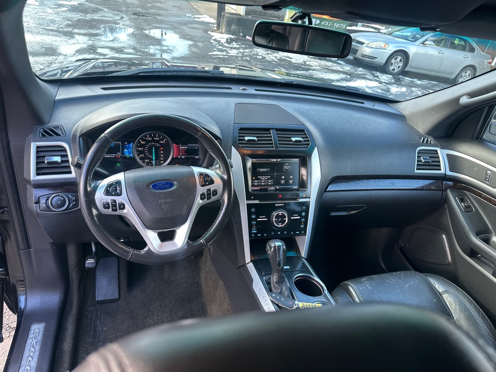 Photo 16 of this FORD EXPLORER LMTD