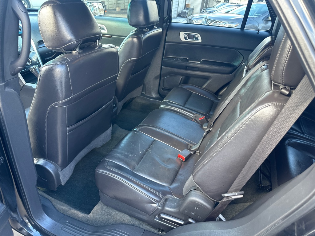 Photo 17 of this FORD EXPLORER LMTD