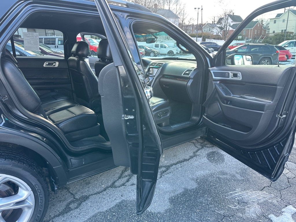 Photo 31 of this FORD EXPLORER LMTD