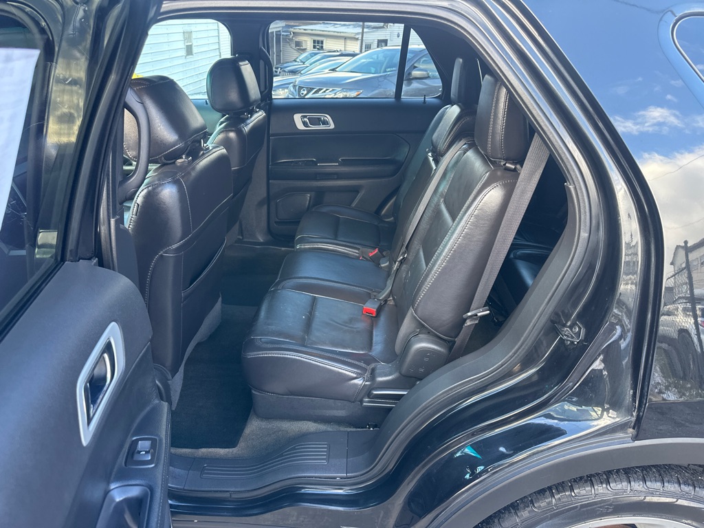 Photo 15 of this FORD EXPLORER LMTD