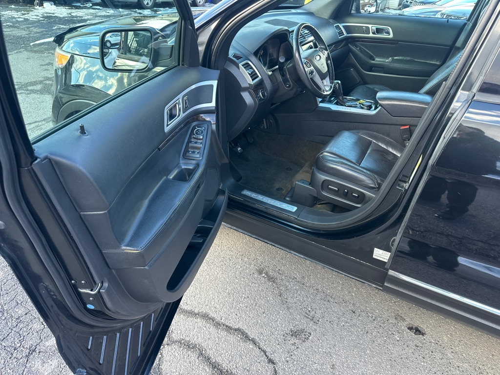 Photo 20 of this FORD EXPLORER LMTD