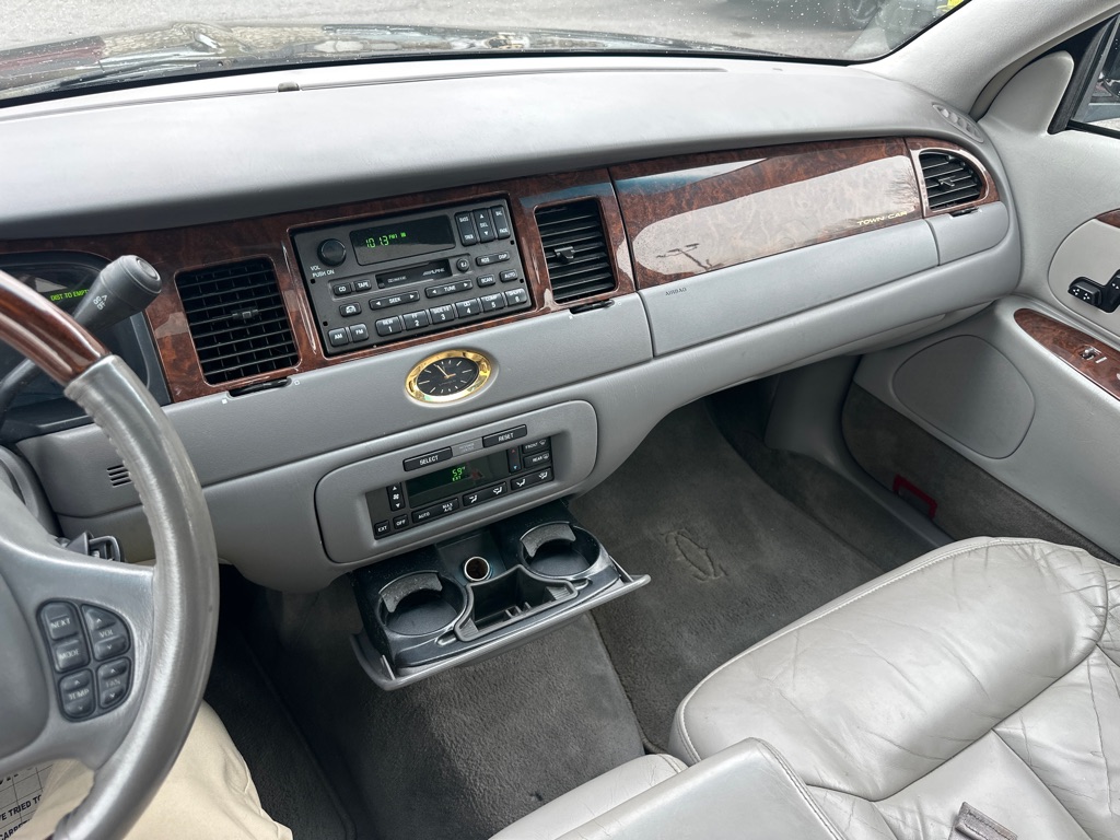 Photo 82 of this LINCOLN TOWN CAR CARTIE