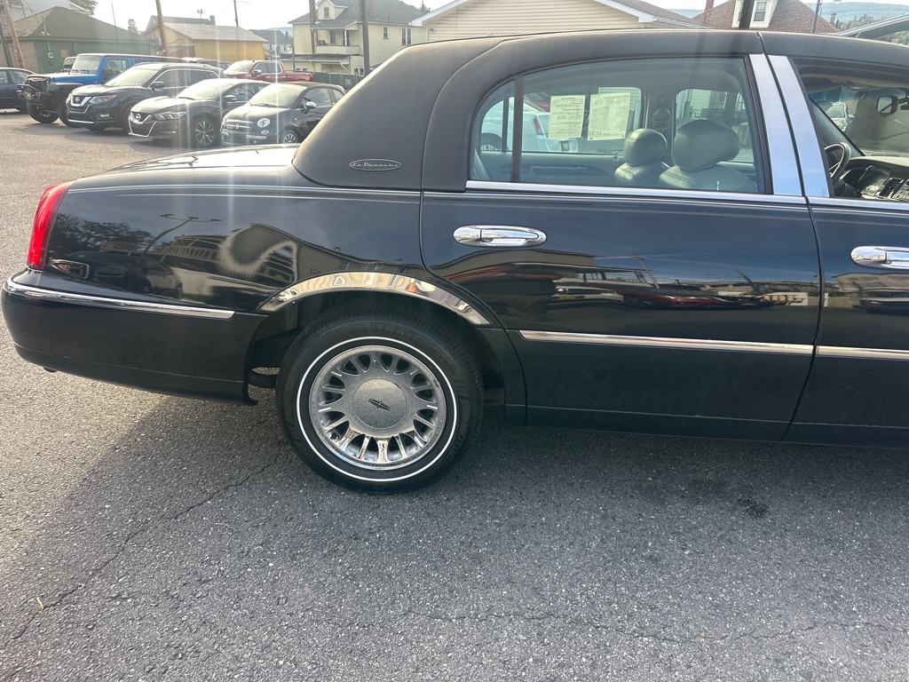 Photo 29 of this LINCOLN TOWN CAR CARTIE