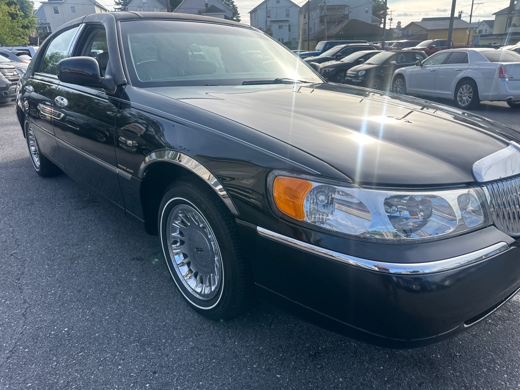 Photo 27 of this LINCOLN TOWN CAR CARTIE