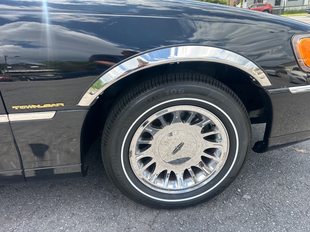 Photo 15 of this LINCOLN TOWN CAR CARTIE