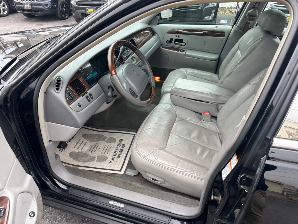Photo 48 of this LINCOLN TOWN CAR CARTIE