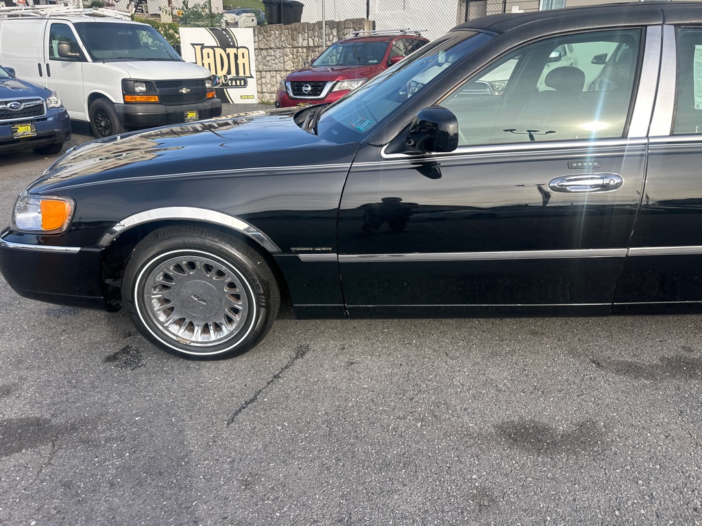 Photo 31 of this LINCOLN TOWN CAR CARTIE