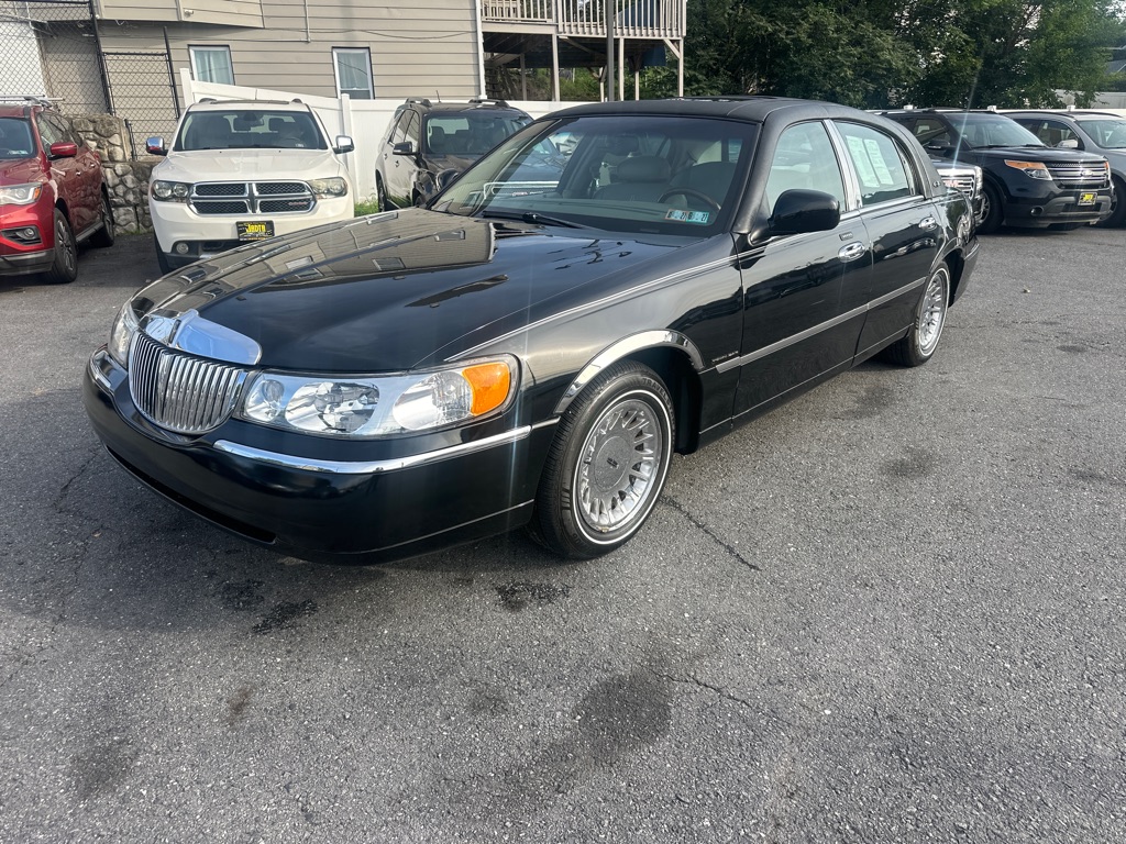 Photo 17 of this LINCOLN TOWN CAR CARTIE